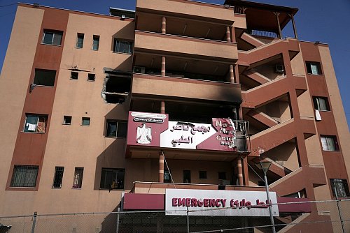 Bei dem nächtlichen Angriff wurde das Nasser-Krankenhaus in Chan Junis beschädigt. - © Jehad Alshrafi/AP/dpa