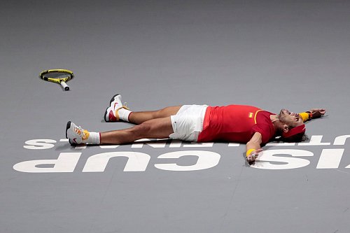 Wann immer es sein Körper zuließ, war Rafael Nadal für Spanien im Einsatz. - © Bernat Armangue/AP/dpa