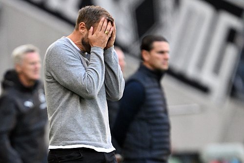 Kann kaum hinsehen: Union-Coach Bo Svensson - © Federico Gambarini/dpa