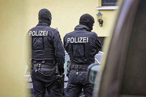 Die Ermittler stellten nach eigenen Angaben mehrere Waffen sicher. - © --/dpa