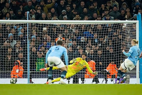 Erling Haaland sorgte per Foulelfmeter für die 2:1-Führung. - © Dave Thompson/AP/dpa