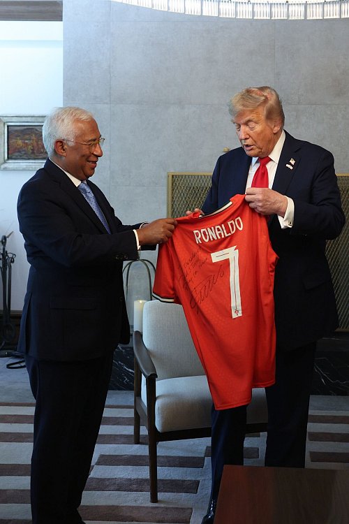 Beim G7-Gipfel im Juni erhielt US-Präsident Donald Trump (r) von EU-Ratspräsident António Costa ein von Ronaldo signiertes Trikot als nachträgliches Geburtstagsgeschenk. - © Europäische Union/dpa