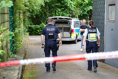 Später kamen weitere Einsatzkräfte hinzu. - © Gianni Gattus/dpa
