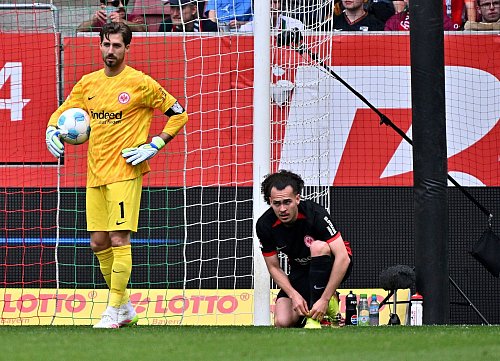 Kevin Trapp kehrte in Augsburg ins Eintracht-Tor zurück und hielt nach sechs Wochen Verletzungspause stark. - © Jan-Philipp Strobel/dpa