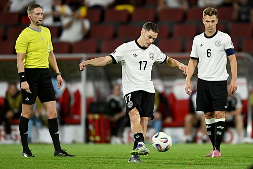 Florian Wirtz trifft per Freistoß gegen Nordirland. - © Marius Becker/dpa