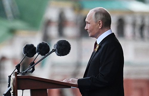 Der russische Präsident Wladimir Putin setzte in seiner Rede den Kampf gegen Nazi-Deutschland mit dem aktuellen Krieg gegen die Ukraine gleich. - © Ilya Pitalev/Photo host agency RIA Novosti/AP/dpa