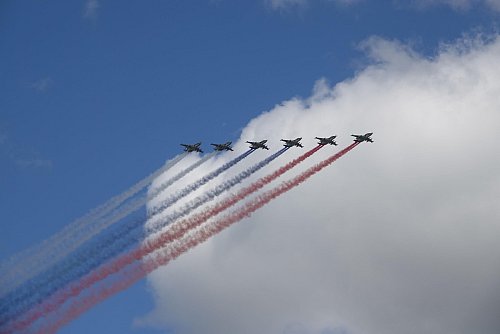 Auch eine Flugshow gehörte zur Militärparade auf dem Roten Platz. - © Ulf Mauder/dpa