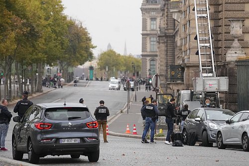 Für ihren spektakulären Diebstahl im Louvre waren die Einbrecher mit einer Hebebühne auf einen Balkon gelangt. (Archivbild) - © Thibault Camus/AP/dpa