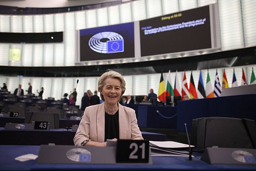 Von der Leyen hat gut lachen: Ihre Kommission wurde bestätigt. - © Philipp von Ditfurth/dpa