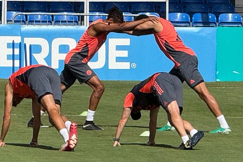 Vorbereitung auf PSG: Jamal Musiala (rechts stehend) bei einer Trainingsübung mit Offensiv-Kollege Michael Olise. - © Klaus Bergmann/dpa