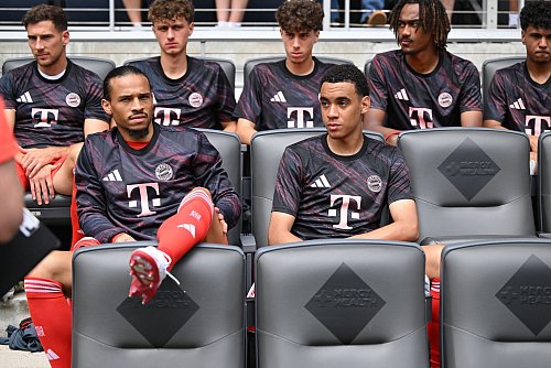 Bislang war die Ersatzbank der WM-Stammplatz von Jamal Musiala. Neben ihm der inzwischen angereiste Leroy Sané (l). - © Sven Hoppe/dpa