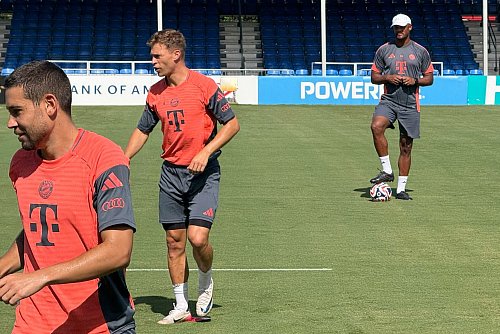 Vincent Kompany (r) schaut beim Training genau hin. - © Klaus Bergmann/dpa