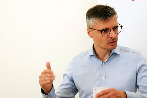 Anwalt Baumeister sieht die Datensammlung als illegal, Meta widerspricht. - © Albert Otti/dpa