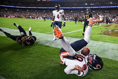 Bears-Spielmacher Caleb Williams trug den Ball zum 13:0 selbst in die Endzone. - © Nick Wass/FR67404 AP/AP/dpa