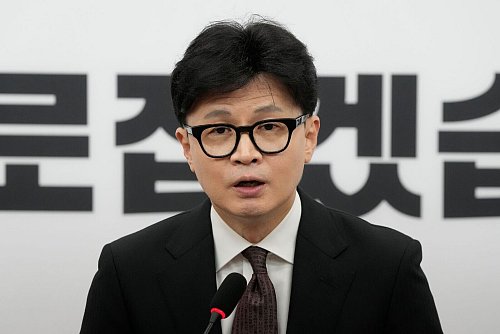 Der Vorsitzende der regierenden Volksmachtpartei Südkoreas, Han Dong-hun, ist zurückgetreten. - © Ahn Young-joon/AP/dpa