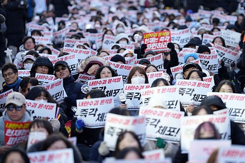 Demonstranten fordern das Verfassungsgericht auf, den Präsidenten endgültig abzusetzen. - © Lee Jin-man/AP/dpa