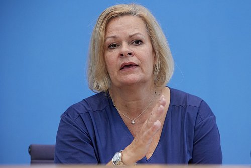 Das Bundesamt für Bevölkerungsschutz und Katastrophenhilfe (BBK) ist dem Bundesinnenministerium unterstellt. Regelmäßige Stresstests für die Warnsysteme sind wichtig, sagt Bundesinnenministerin Nancy Faeser (SPD). (Archivbild) - © Jörg Carstensen/dpa