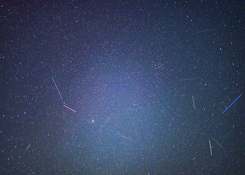 Verglühender Weltraumschrott leuchtet länger als Sternschnuppen. - © Patrick Pleul/dpa
