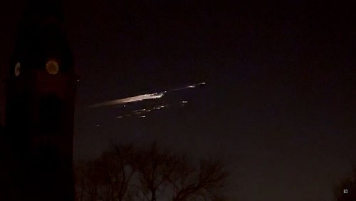 Ein Lichtschweif erhellt den Nachthimmel. - © --/NEWS5/dpa