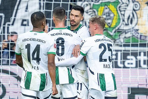 Tim Kleindienst (2. v. r) wird von seinen Mitspielern gefeiert. - © David Inderlied/dpa