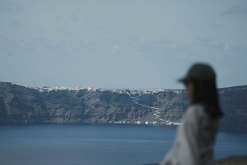 Gefährliche Idylle: Auf Santorini bebt es derzeit alle fünf bis zehn Minuten. - © Petros Giannakouris/AP/dpa