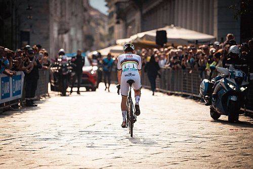 Alle Augen waren auf Weltmeister Tadej Pogacar gerichtet. - © Matteo Secci/ZUMA Press Wire/dpa