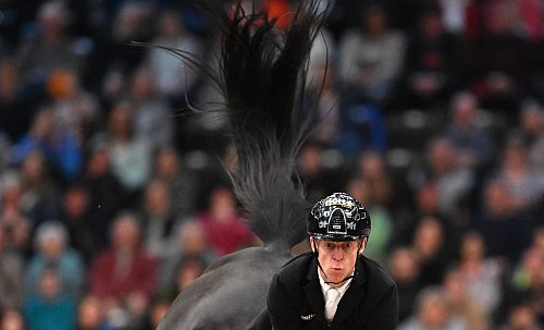Marcus Ehning erreichte mit Coolio beim Weltcup in Leipzig das Stechen. - © Hendrik Schmidt/dpa