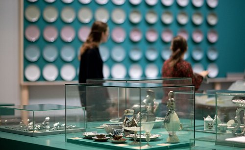 Vom kunstvoll gearbeiteten Porzellan zur industriellen Massenware: Die Ausstellung bringt kontrastreiche Exponate zusammen. - © Fabian Strauch/dpa