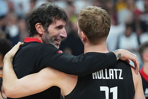 Mumbru gilt bei den Spielern als beliebt. - © Sergei Grits/AP/dpa