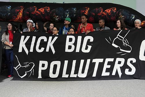 Aktivisten kritisieren die Macht fossiler Lobbyisten. - © Joshua A. Bickel/AP/dpa