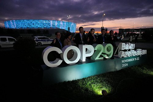 Auch viele Lobbyisten sind angereist zur COP29 in Baku. - © Peter Dejong/AP/dpa