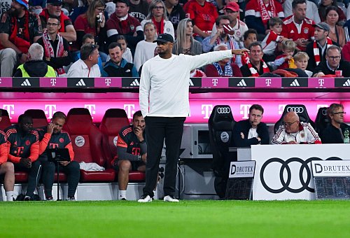 Bayern-Trainer Vincent Kompany erlebte beim Wiedersehen mit seinem Ex-Club HSV einen entspannten Abend am Spielfeldrand. - © Sven Hoppe/dpa