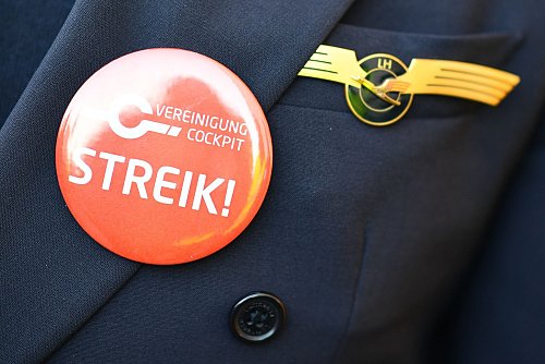 Die Piloten der Lufthansa und ihrer Frachttochter Lufthansa Cargo stimmen über einen Streik bei Deutschlands größter Fluggesellschaft ab. (Archivbild) - © Uwe Anspach/dpa