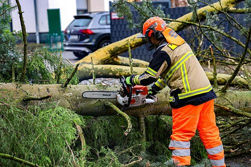 Wegen des Sturms rückte die Feuerwehr zum Aufräumen aus. - © Gianni Gattus/dpa