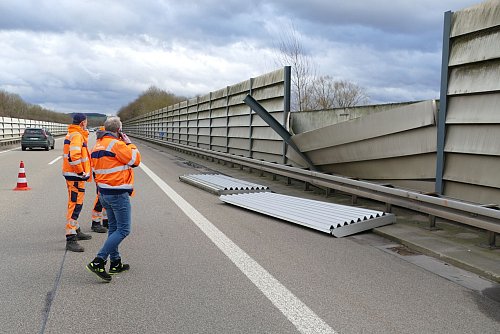 Auf der Autobahn 560 ging wegen der umgewehten Lärmschutzwand nichts mehr. - © Marius Fuhrmann/dpa