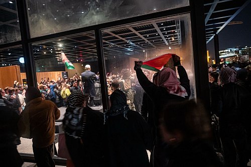 Pro-palästinensische Demonstranten stehen vor der Nationalgalerie. - © Fabian Sommer/dpa