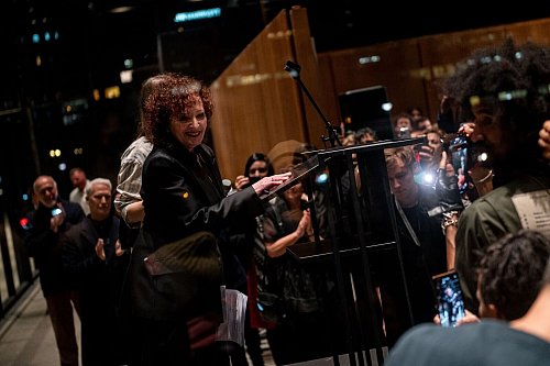 Nan Goldin spricht auf der Ausstellungseröffnung «Nan Goldin. This Will Not End Well». - © Fabian Sommer/dpa