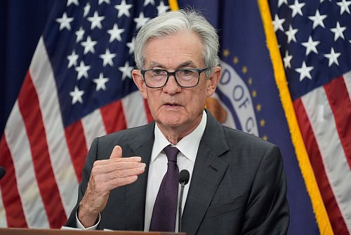 Der Chef der US-Notenbank, Jerome Powell, widersetzt sich bisher den Forderungen von Trump nach Leitzinssenkungen. - © Manuel Balce Ceneta/AP/dpa