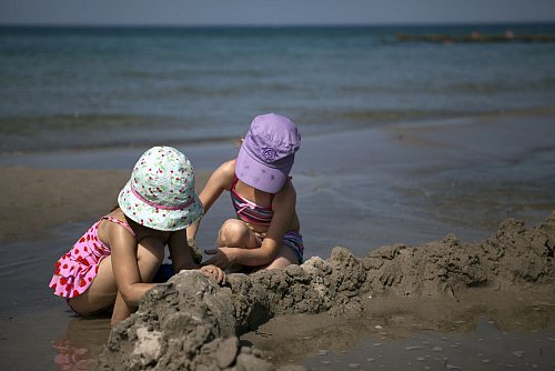 Eine Kopfbedeckung schützt nicht nur Kinder vor Sonne und Hitze. - © Silvia Marks/dpa-tmn