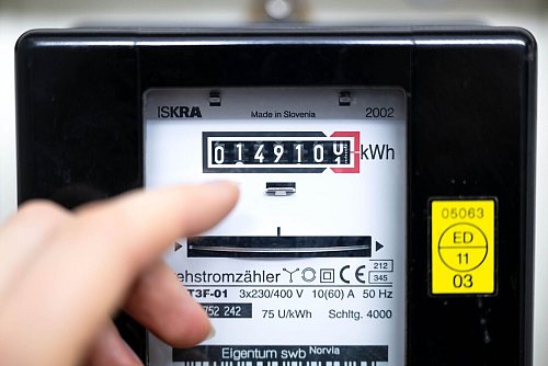 Stromzählerstände sollten nicht per WhatsApp übermittelt werden, empfiehlt die nordrhein-westfälische Datenschutzbeauftragte. (Symbolbild) - © Sina Schuldt/dpa