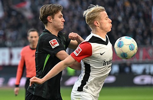 Eine Slapstick-Einlage brachte den VfL Wolfsburg um Mattias Svanberg (l) gegen Eintracht Frankfurt um Oscar Højlund in Führung. - © Arne Dedert/dpa