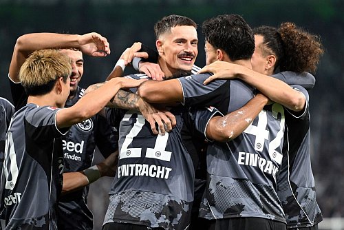 Die Frankfurter Spieler feiern den Sieg in Mönchengladbach. - © Federico Gambarini/dpa