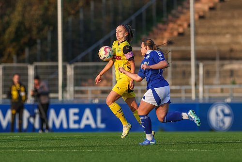 Das erste Frauen-Revierderby zwischen Schalke 04 und Borussia Dortmund endet mit einem 0:0. - © Tim Rehbein/dpa