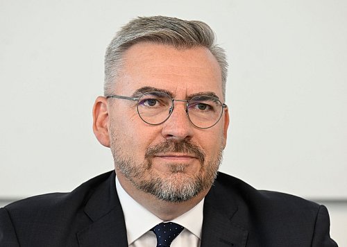 Der Chef des Branchenverbandes BVTE, Jan Mücke, warnt vor deutlich höheren Tabaksteuern. - © Roberto Pfeil/dpa