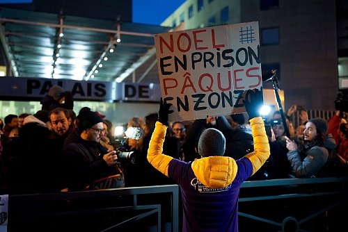 Auch zum Urteil kamen viele Unterstützerinnen und versammelten sich vor dem Gericht. - © Lewis Joly/AP/dpa
