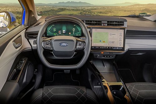 Volldigitales Cockpit: Serienmäßiges 12,8 Zoll großes Instrumenten-Display und ein

zentraler 12-Zoll-Touchscreen. - © Ford/dpa-tmn