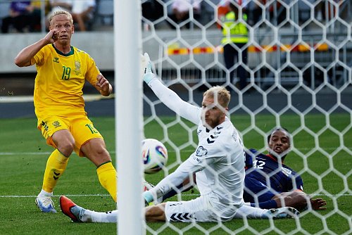 Quinten Timber traf zum zwischenzeitlichen 2:0 für die Niederlande. - © Mindaugas Kulbis/AP/dpa