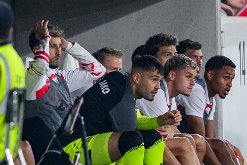 Der Kapitän sitzt draußen: Atakan Karazor - © Tom Weller/dpa