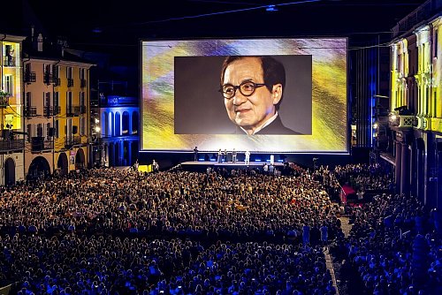 Ehrenpreise werden an Stars wie Schauspieler Jackie Chan («Rush Hour») vergeben - vor einer der abendlichen Freiluft-Galas mit Filmen außerhalb aller Wettbewerbe auf der malerischen Piazza Grande von Locarno. - © Jean-Christophe Bott/KEYSTONE/dpa
