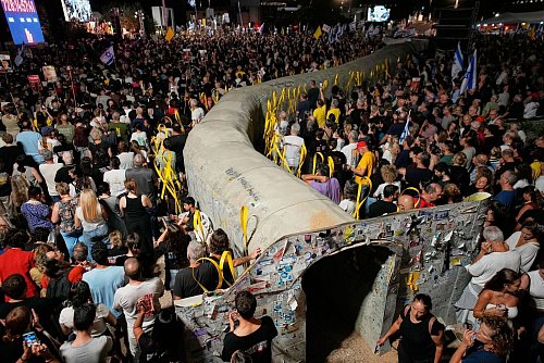 Nach Angaben der Organisation der Angehörigen von Geiseln demonstrierten in Tel Aviv rund 120.000 Menschen für die Freilassung der Entführten und einen Friedensschluss. - © Ohad Zwigenberg/AP/dpa